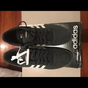 SOLD‼️ Adidas Women Tennis Shoes Size 9